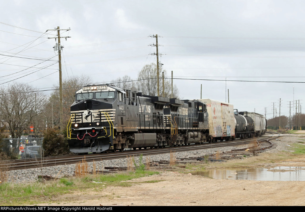 NS 4431 leads train 350-23 past the Fairgrounds